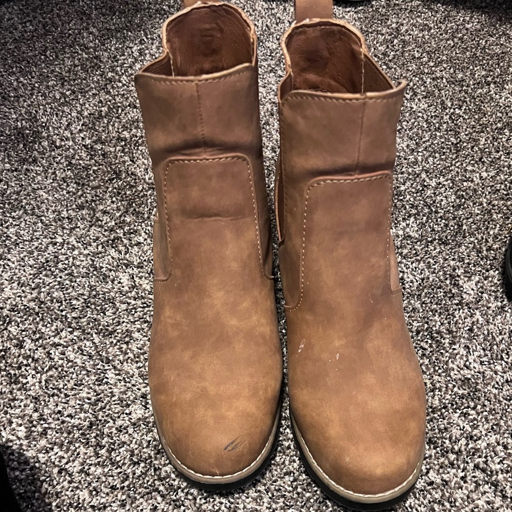 Size 8 Tan Universal Thread Booties